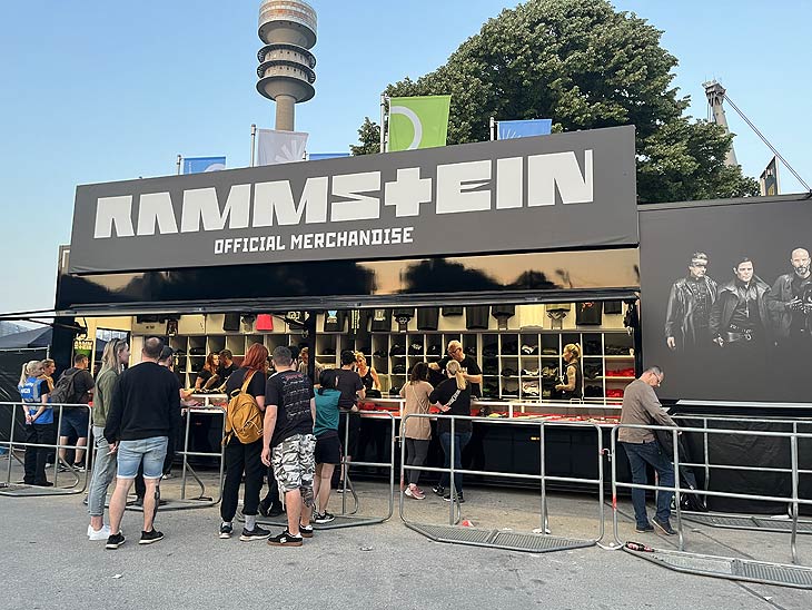 Natürlich gibts auch das offizielle Rammstein Merchandise Angebot der Band in allen Größen... /(©Foto: Martib Schmitz)